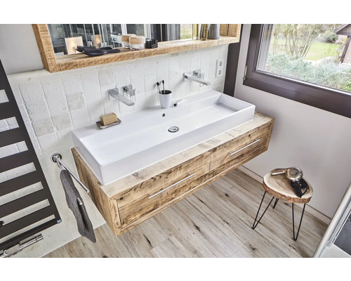 Badezimmer mit Waschbecken, Holzunterschrank, Spiegel und Ablage