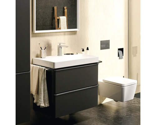 Modernes Badezimmer mit Waschbecken, Unterschrank, Spiegel und Toilette.