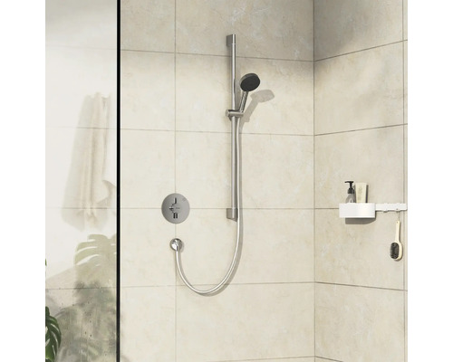 Duscharmatur mit Regler und Ablage im Badezimmer