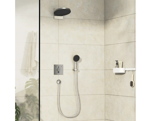 Duschbereich mit Kopfbrause, Handbrause, Thermostat und Ablage