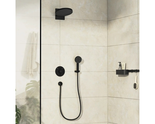 Duscharmatur mit Kopfbrause und Handbrause im Badezimmer