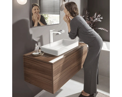 Modernes Badezimmer mit Waschtisch, Waschbecken und Spiegel