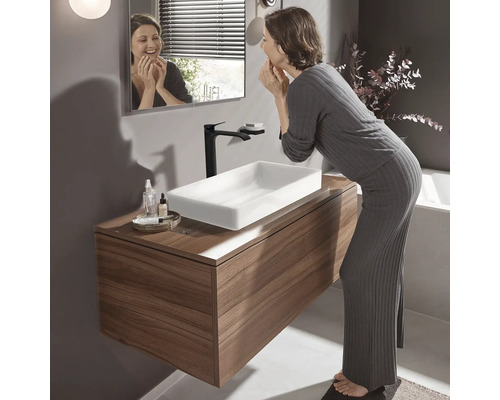 Modernes Badezimmer mit Waschtisch, Spiegel und dunkelgrauer Wand