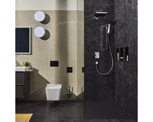 Modernes Badezimmer mit Dusche, Waschbecken, Spiegel und Toilette.