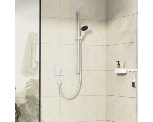 Duschstange mit Handbrause, Armatur und Ablage im Badezimmer