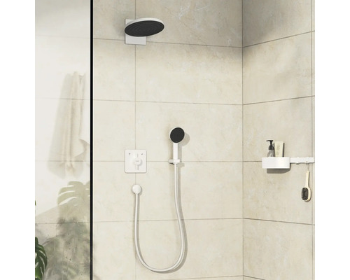 Duscharmatur im Badezimmer mit Kopfbrause, Handbrause und Ablage