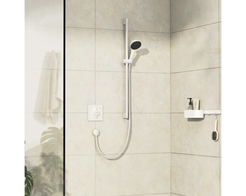 Duschset mit Brausestange, Handbrause und Ablage im Badezimmer