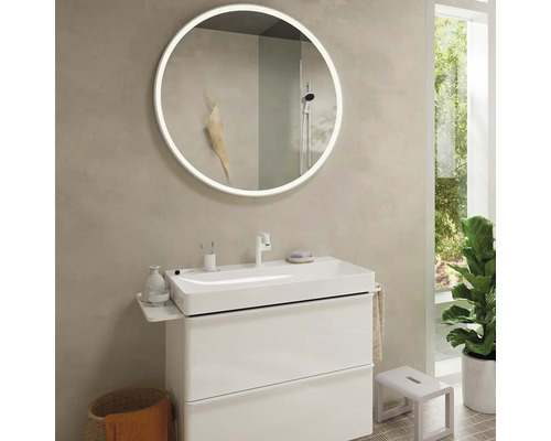 Badezimmer mit rundem Spiegel, Waschbeckenunterschrank und Hocker