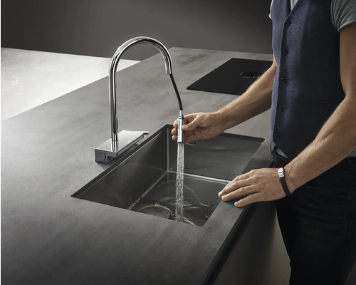 Küchenszene mit Spültischarmatur mit Ausziehbrause auf einer Arbeitsplatte