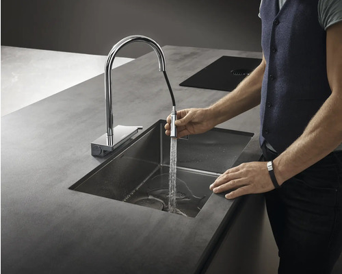 Küchenszene mit Spültischarmatur mit herausziehbarer Handbrause