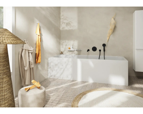 Helles Badezimmer mit Badewanne, Handtüchern und dekorativen Elementen für eine freundliche Atmosphäre.