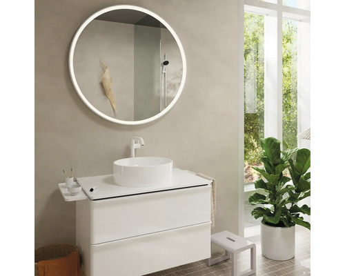 Modernes Badezimmer mit runden Spiegel mit Beleuchtung, Waschbecken und weißen Unterschrank