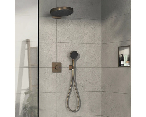 Dusche mit Kopfbrause, Handbrause und quadratischer Armatur an gefliester Wand