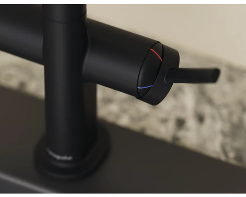 Schwarzer Wasserhahn mit Temperaturregler