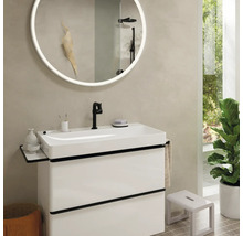 Modernes Badezimmer mit Waschtisch, Spiegel und Hocker