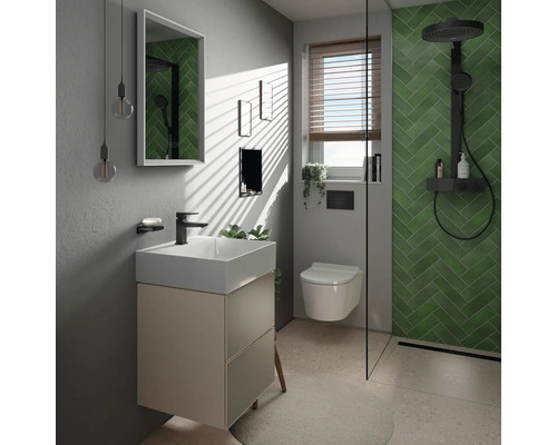Modernes Badezimmer mit Waschtisch, Spiegel, Toilette und Dusche