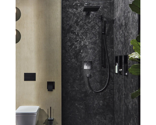 Badezimmer mit Toilette, Dusche und Ablagenischen