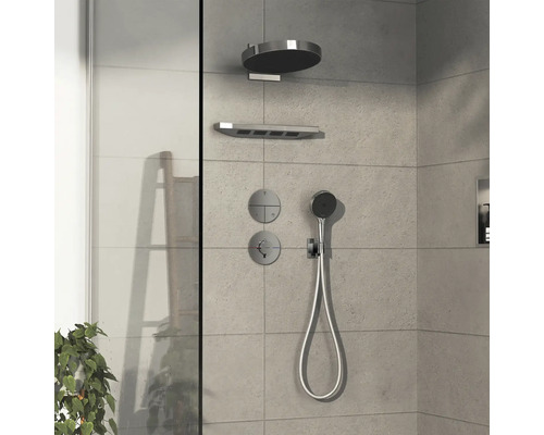 Moderne Dusche mit Kopfbrause, Handbrause und Thermostatarmatur an gefliester Wand