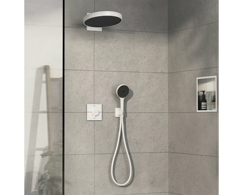 Badezimmer mit Kopfbrause, Handbrause und Ablagefach