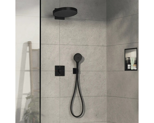 Duschszene mit Kopfbrause, Handbrause und Armatur auf gefliester Wand