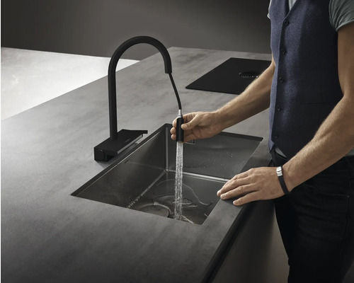 Schwarzer Küchenarmatur an einer Spüle mit Wasser