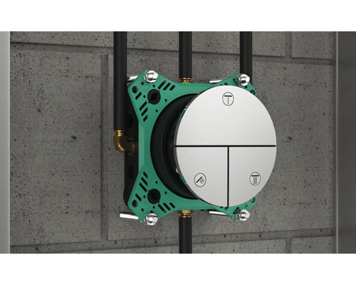 Wandmontierte Duscharmatur mit drei Bedienelementen und zugehörigen Rohren vor einer Betonwand