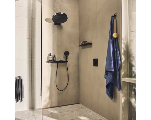 Moderne Dusche mit Kopfbrause, Handbrause, Ablageflächen und Handtuch