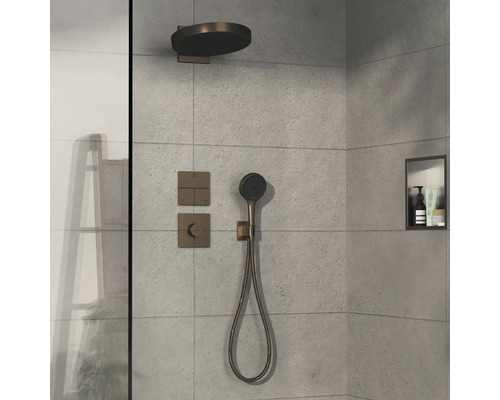 Duschkopf, Handbrause und Bedienelemente in einem Badezimmer