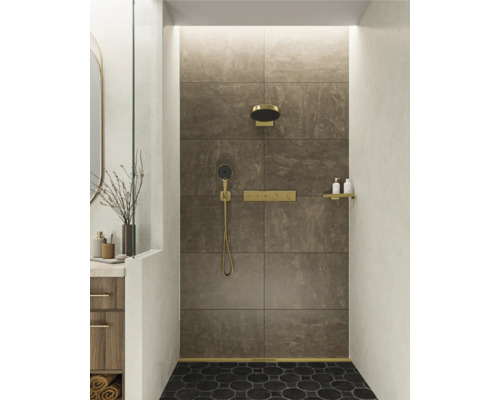 Badezimmer mit Dusche, braunen Fliesen und goldenen Armaturen