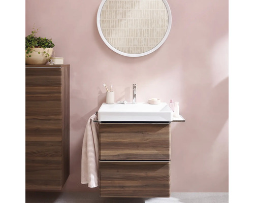 Badezimmer mit Waschbeckenunterschrank, Aufsatzwaschbecken und rundem Spiegel