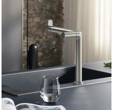 Küchenspüle mit Wasserhahn und Glas Wasser