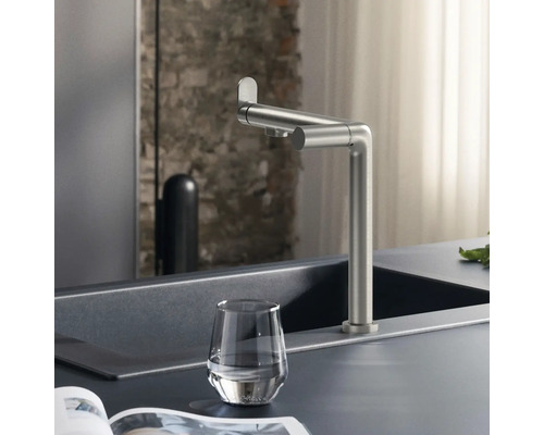 Küchenspüle mit Wasserhahn und Glas Wasser