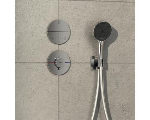 Duscharmatur mit Handbrause und runden Bedienelementen an der Wand