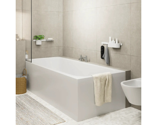 Modernes Badezimmer mit Badewanne, Handtuch, Armatur und Ablageflächen