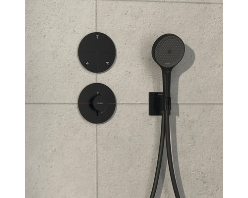 Schwarzes Duschsystem mit Bedienelementen an gefliester Wand