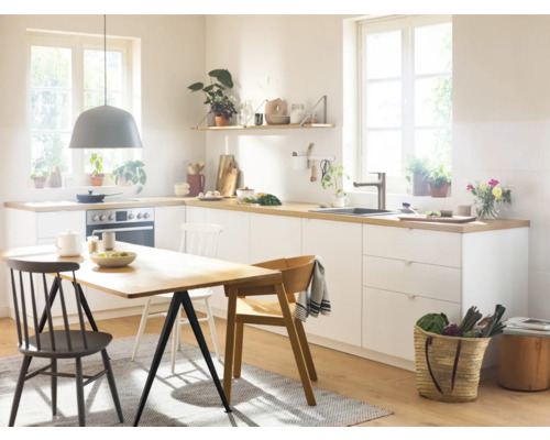 Helle Küche mit Esstisch und Stühlen