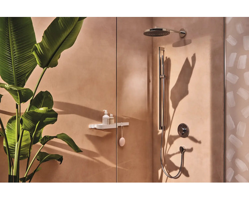 Badezimmer mit Dusche, Duschkopf und Armaturen.