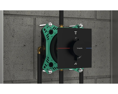 Unterputz Thermostatarmatur an einer Betonwand für Badezimmer oder Dusche