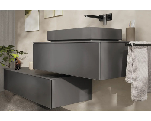 Modernes Badezimmer mit grauem Waschtischunterschrank, Aufsatzwaschbecken und Handtuchhalter