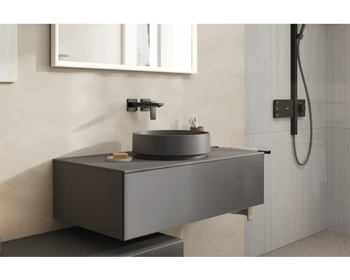 Modernes Badezimmer mit Waschbecken, Unterschrank, Spiegel und Armatur