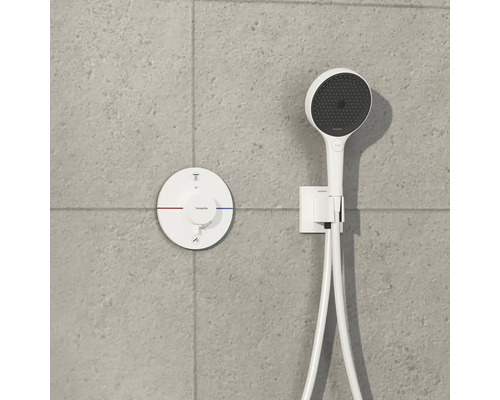 Brausegarnitur mit Handbrause und Thermostatarmatur an der Wand