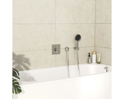 Modernes Badezimmer mit weißer Badewanne, Armaturen und Pflegeprodukten.