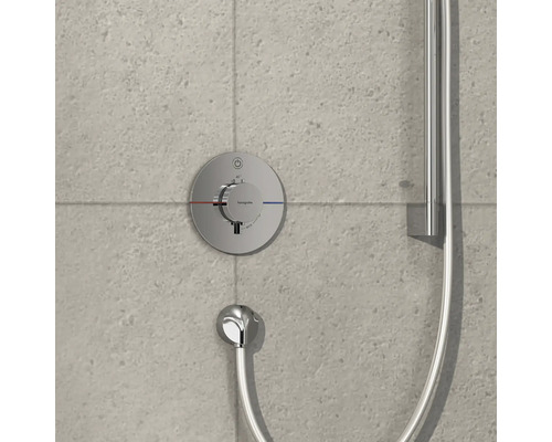 Aufputz-Brausearmatur mit Handbrause an gefliester Wand