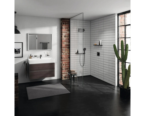 Modernes Badezimmer mit Waschtisch, Dusche und Ziegelwand