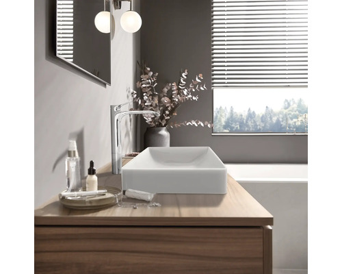 Modernes Badezimmer mit Aufsatzwaschbecken, Armatur und Holzunterschrank