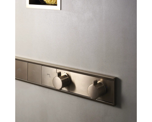 Badezimmerarmatur mit Bedienelementen zur Steuerung von Dusche und Temperatur