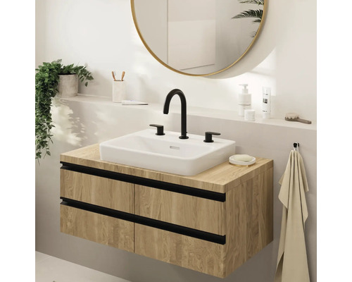 Badezimmer mit Waschbecken, Unterschrank, Armatur und Spiegel