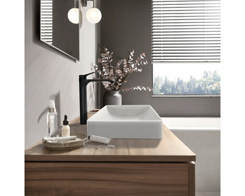 Modernes Badezimmer mit Aufsatzwaschbecken, Armatur und Spiegel