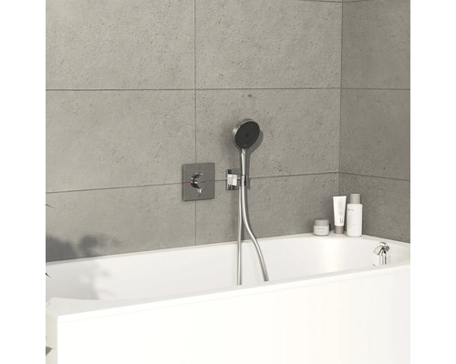 Badezimmer mit Badewanne, Armatur und Handbrause