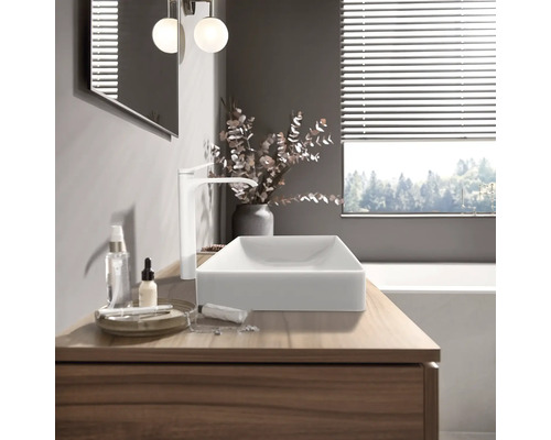 Badezimmer mit Aufsatzwaschbecken, Armatur und Holzunterschrank